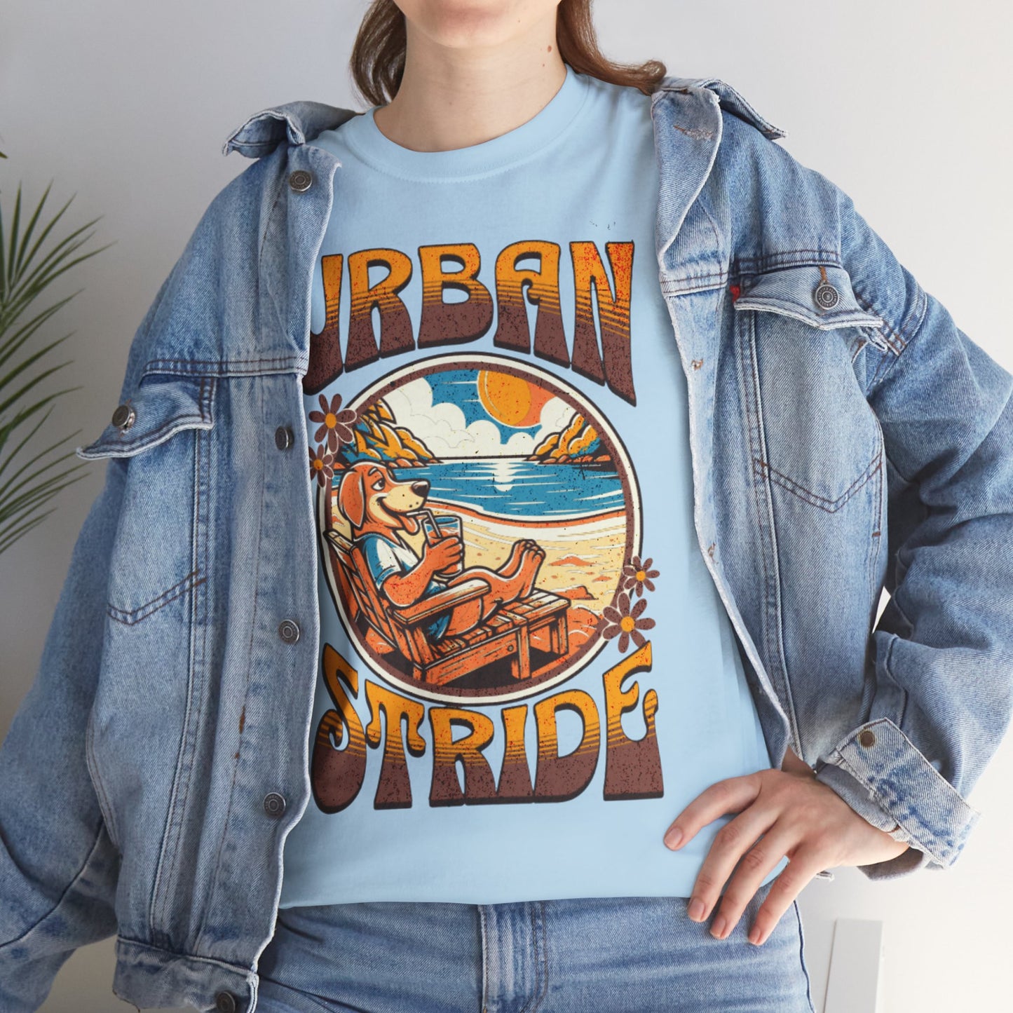 T-shirt con scritta "Urbanstride" e cane
