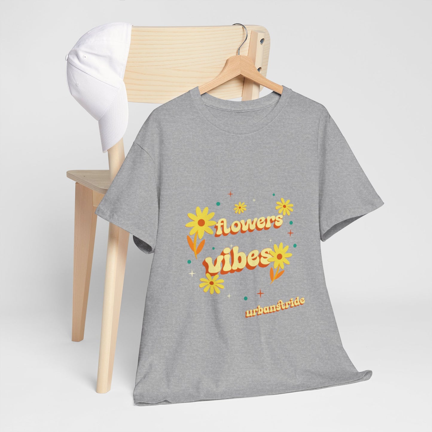T-shirt con scritta "Flowers vibes"