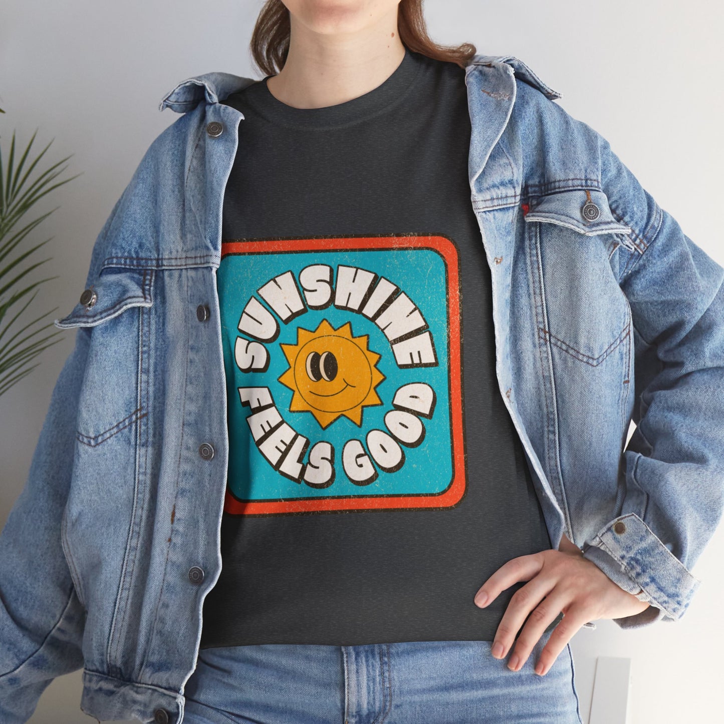 T-shirt con scritta "Sunshine feel good"