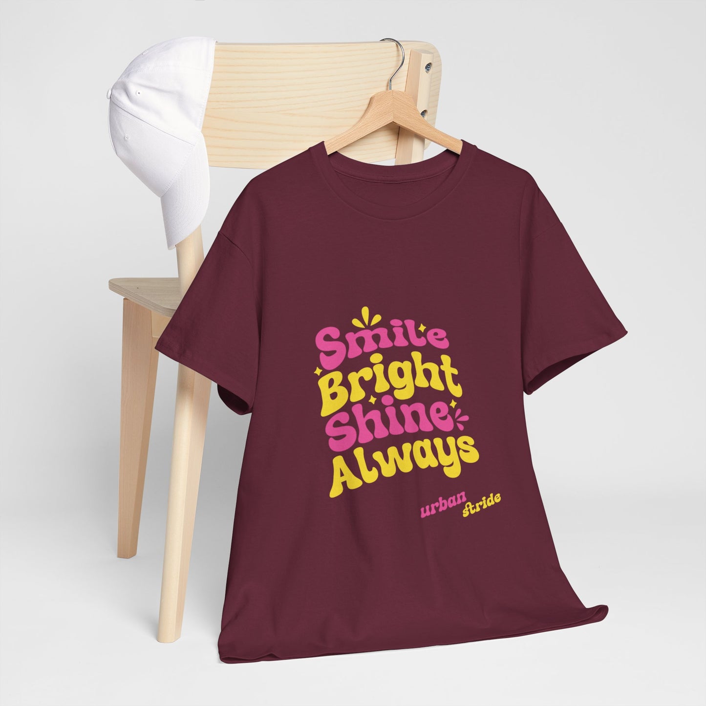 T-shirt con scritta "Smile bright shine always"