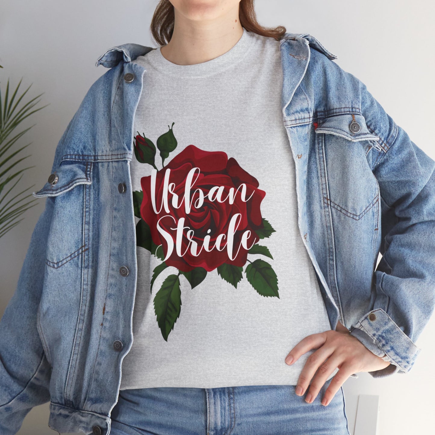 T-shirt con scritta "UrbanStride Vintage Flower