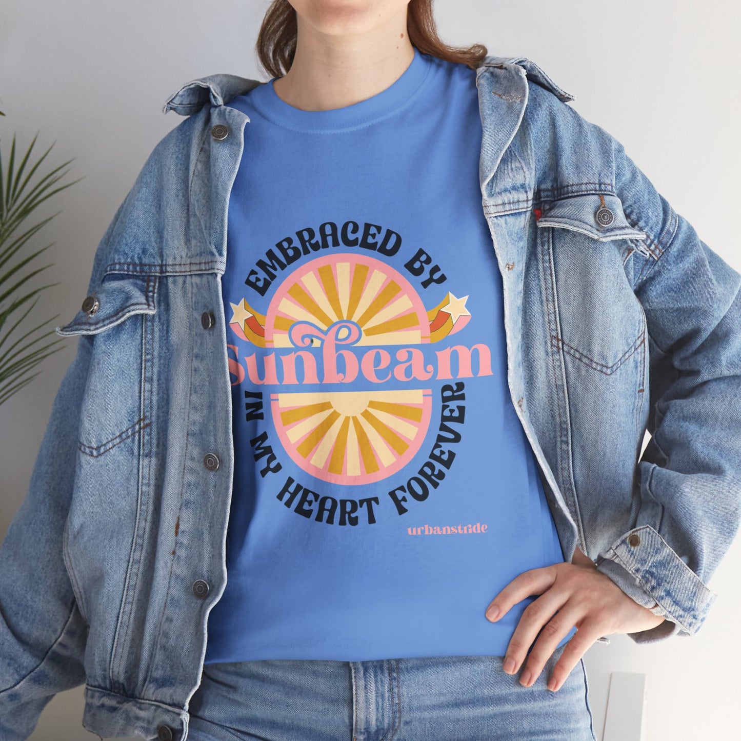 T-shirt con scritta "Embraced by sunbeam in my heart forever"