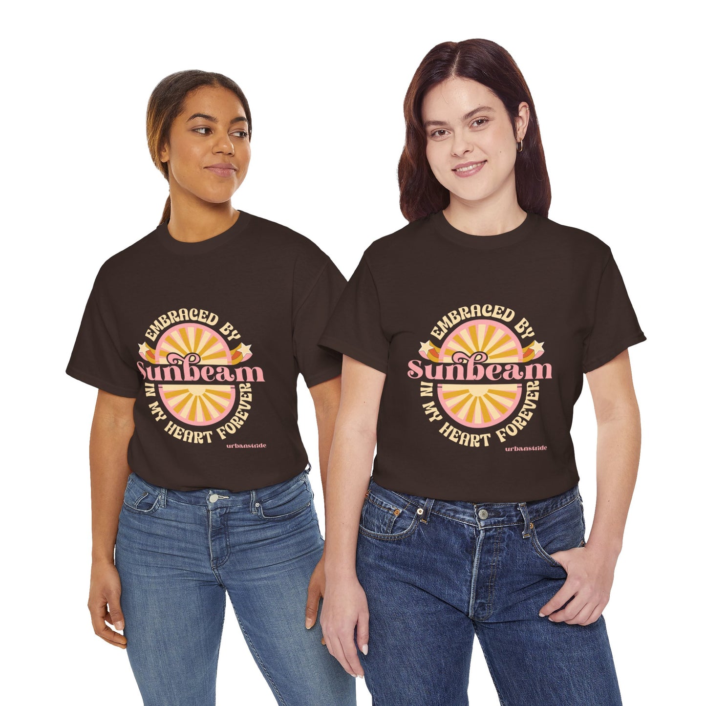 T-shirt con scritta "Embraced by sunbeam in my heart forever"