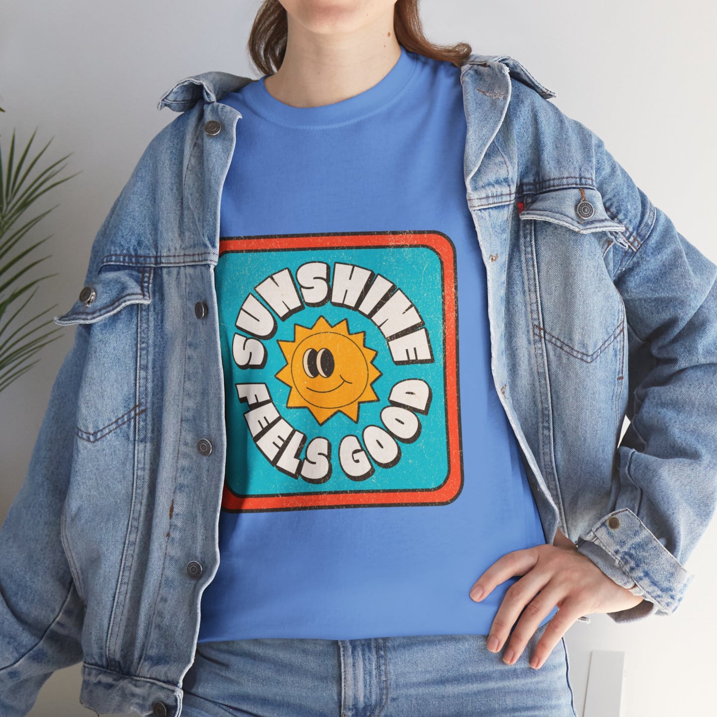 T-shirt con scritta "Sunshine feel good"
