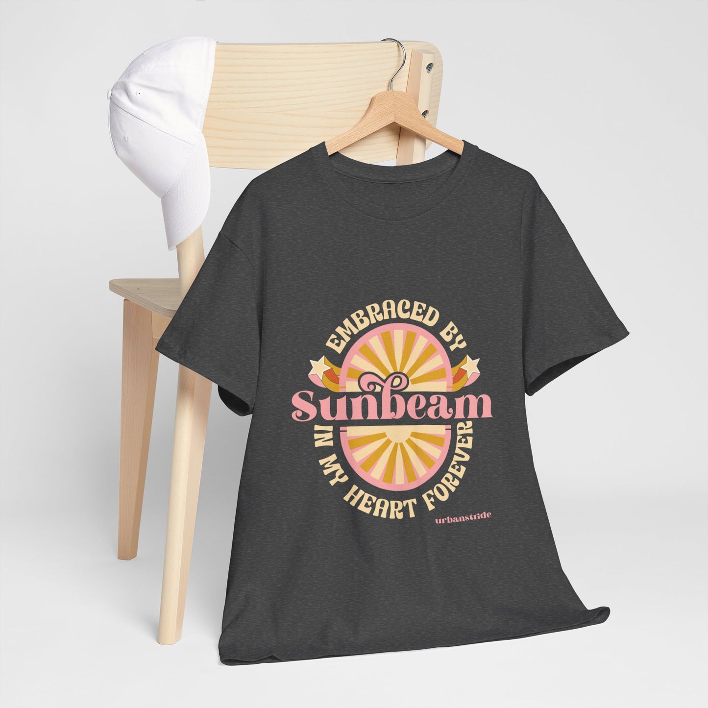 T-shirt con scritta "Embraced by sunbeam in my heart forever"