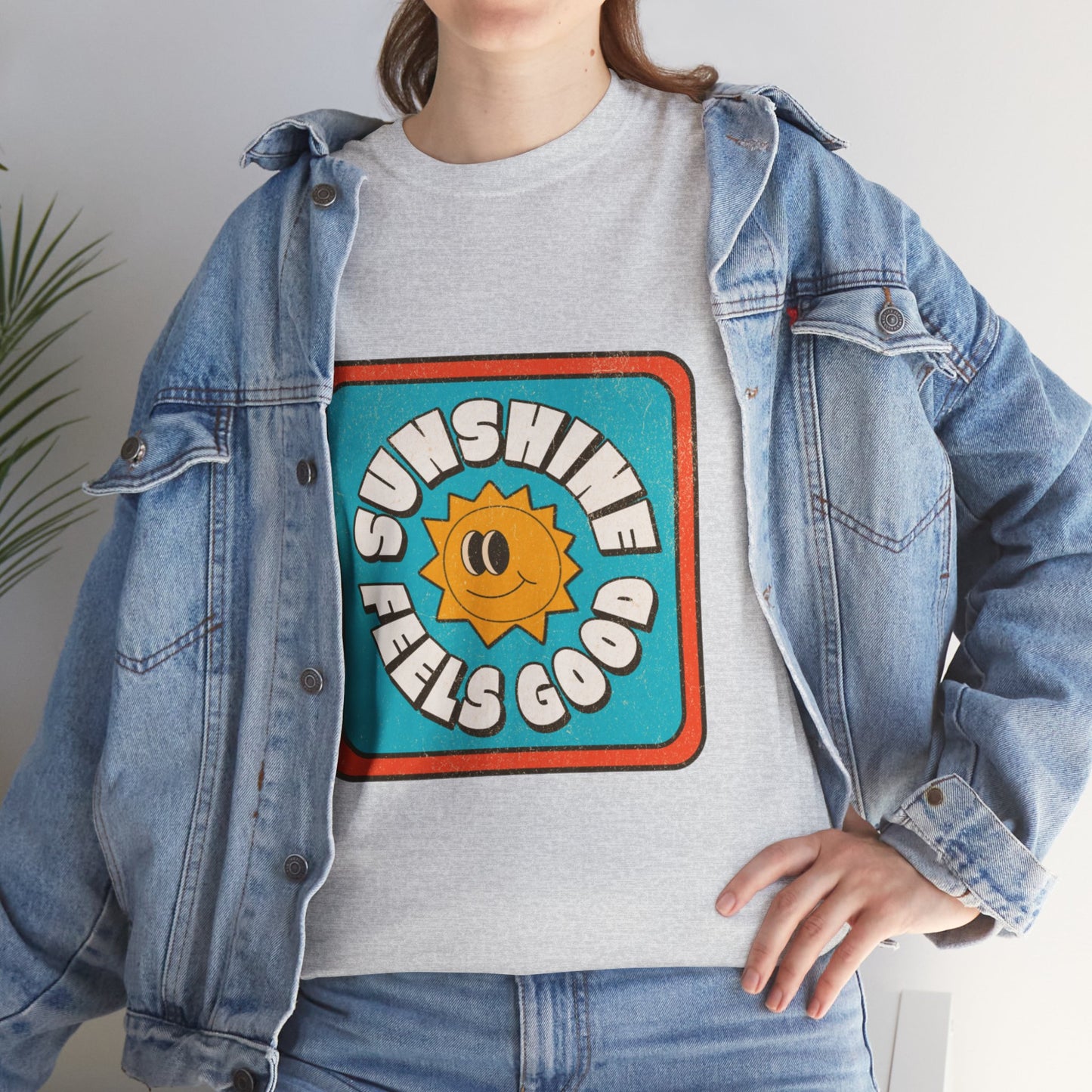 T-shirt con scritta "Sunshine feel good"