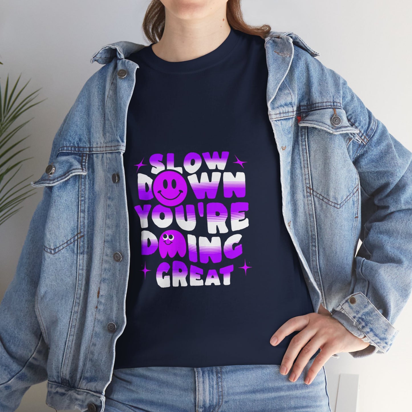 T-shirt con scritta "Slow down you doing great"