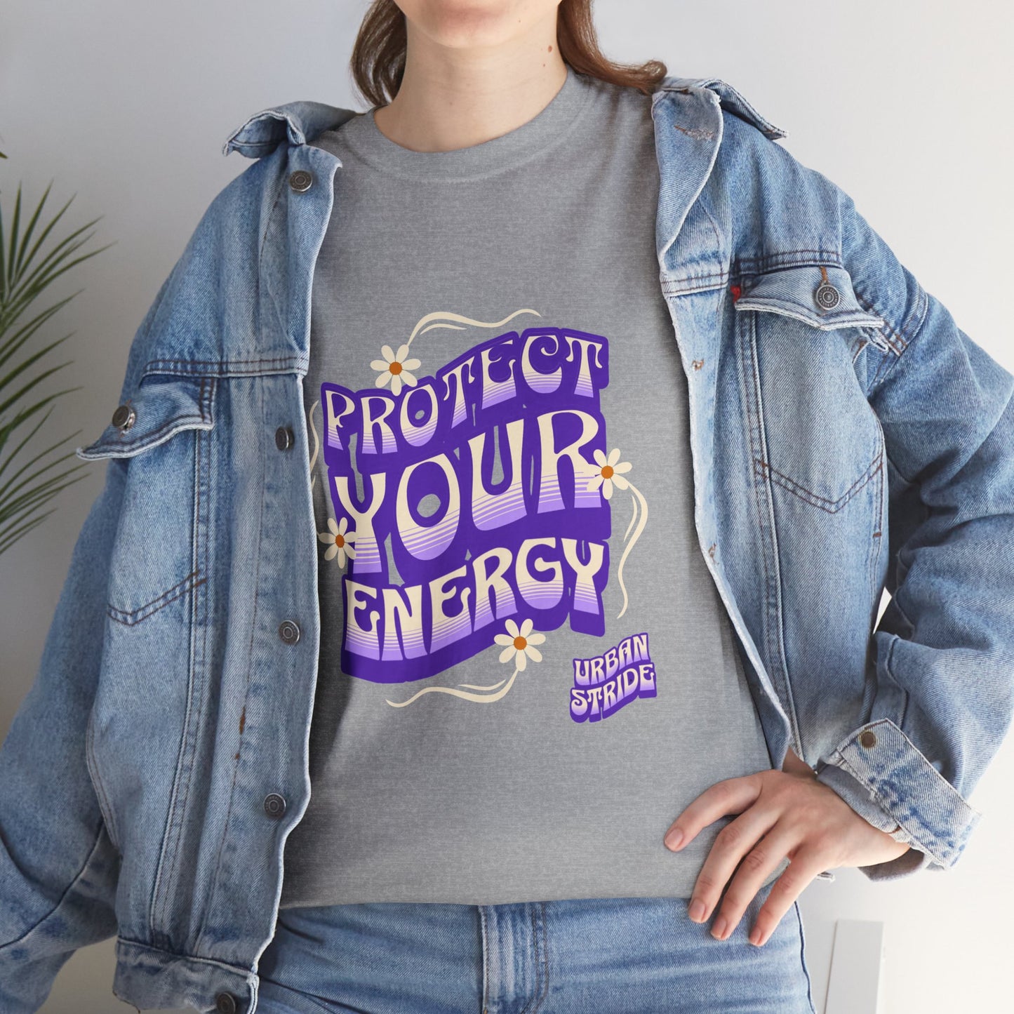 T-shirt con scritta "Protect your energy"
