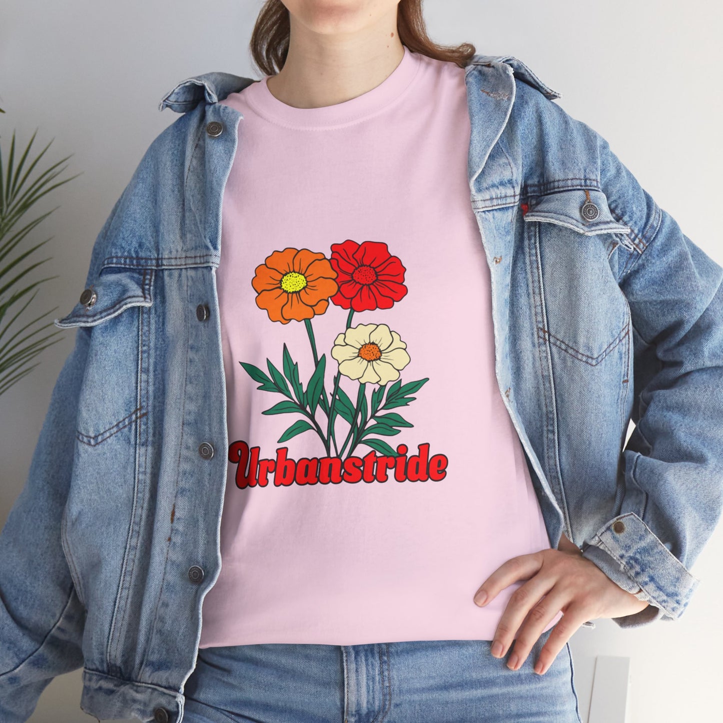 T-shirt con rappresentazione di fiori e scritta "Urbanstride"