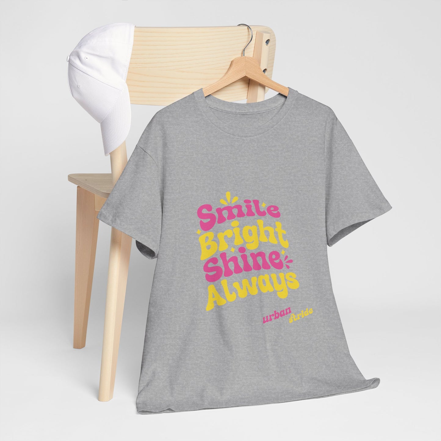T-shirt con scritta "Smile bright shine always"