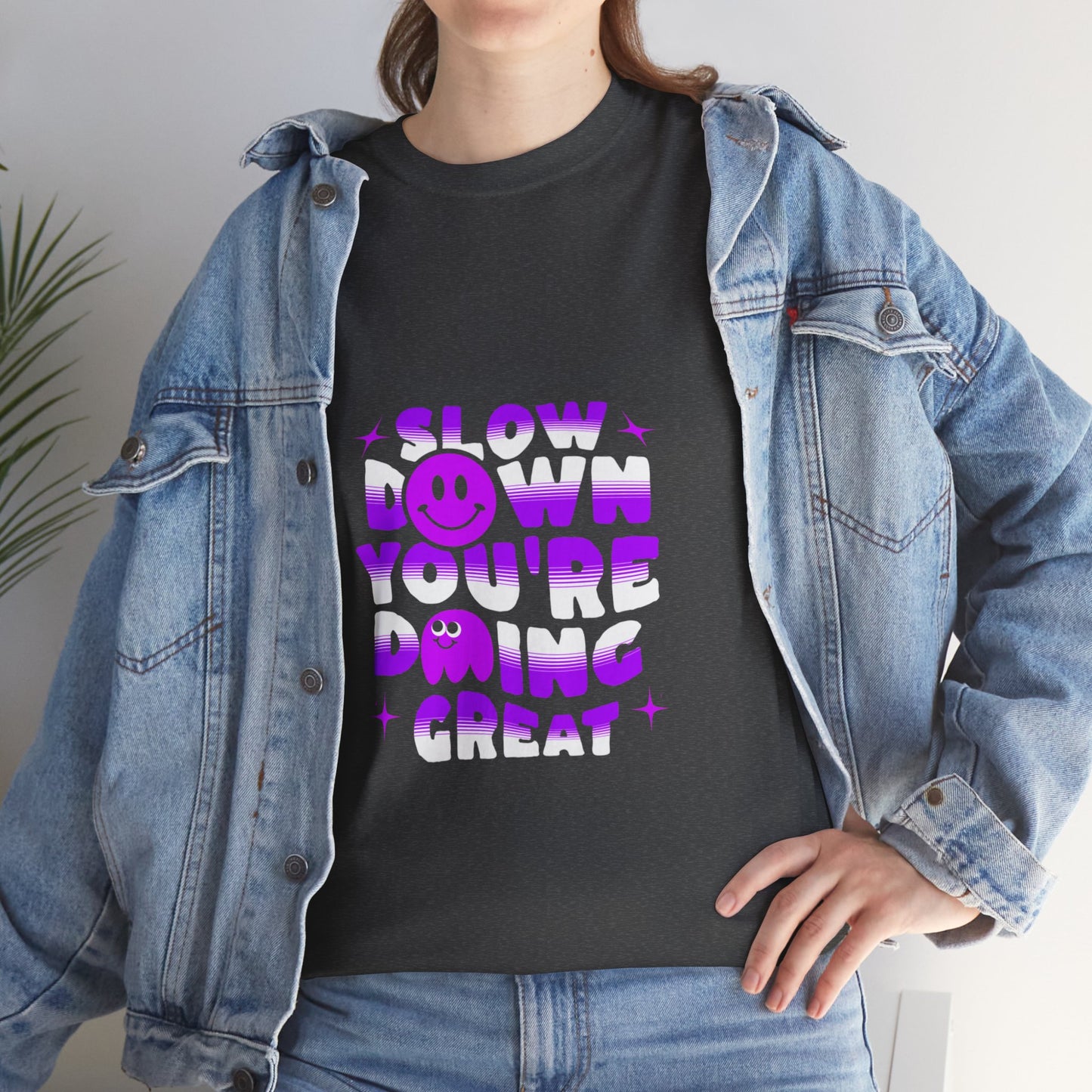 T-shirt con scritta "Slow down you doing great"