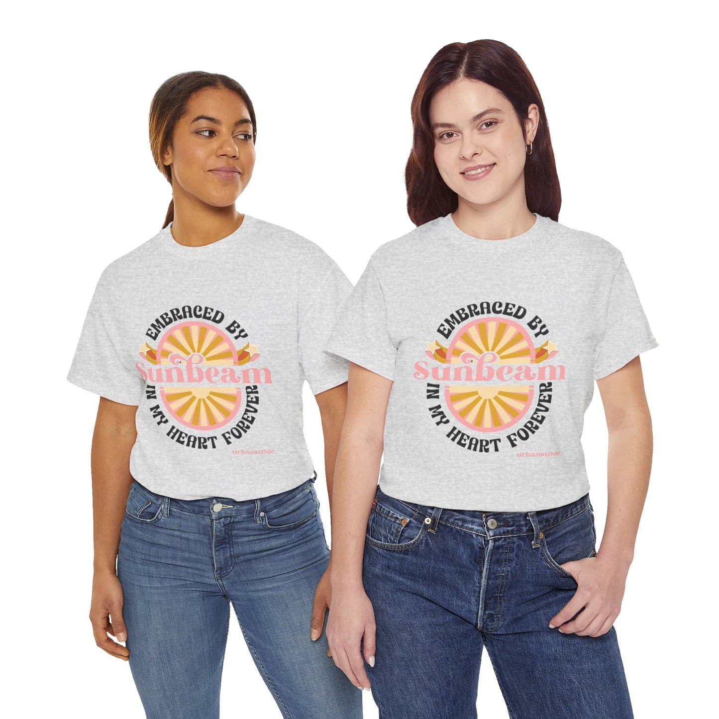 T-shirt con scritta "Embraced by sunbeam in my heart forever"