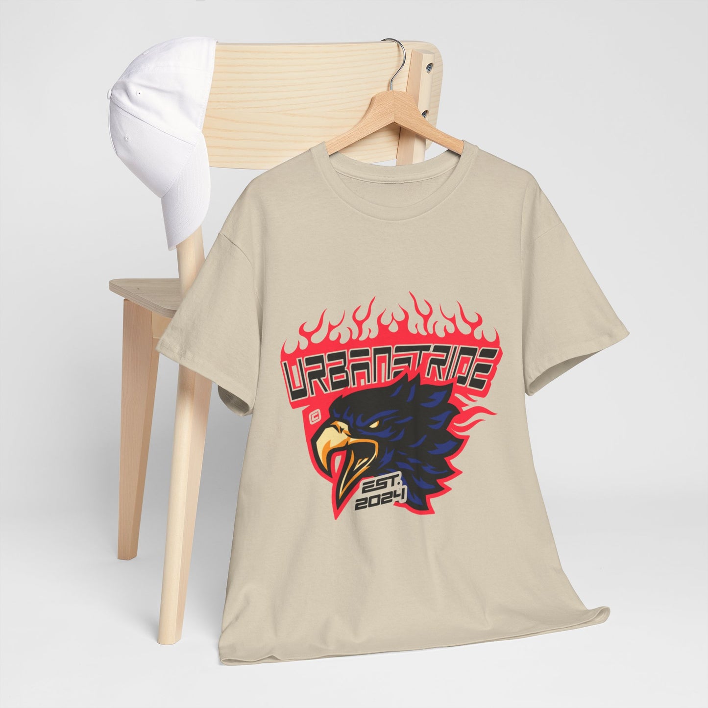 T-shirt con scritta "Urbanstride" e aquila