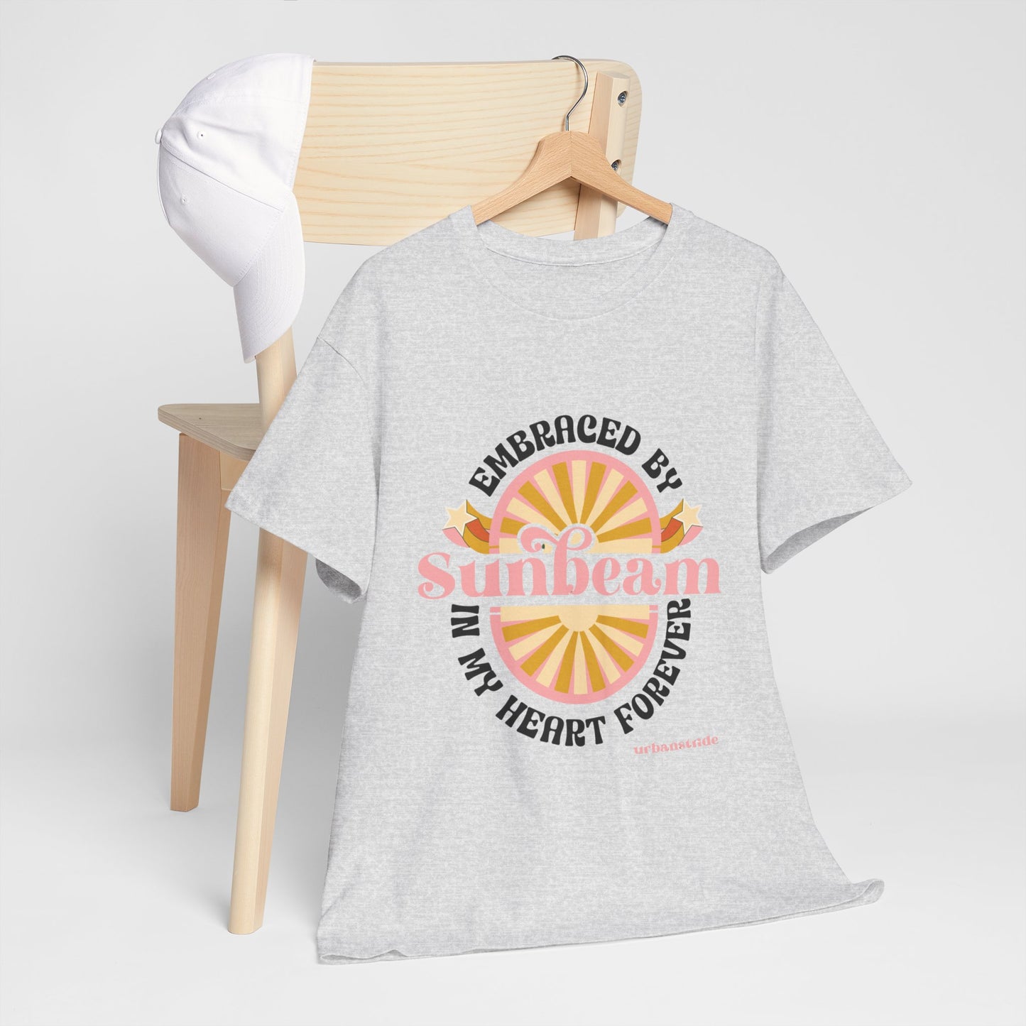 T-shirt con scritta "Embraced by sunbeam in my heart forever"