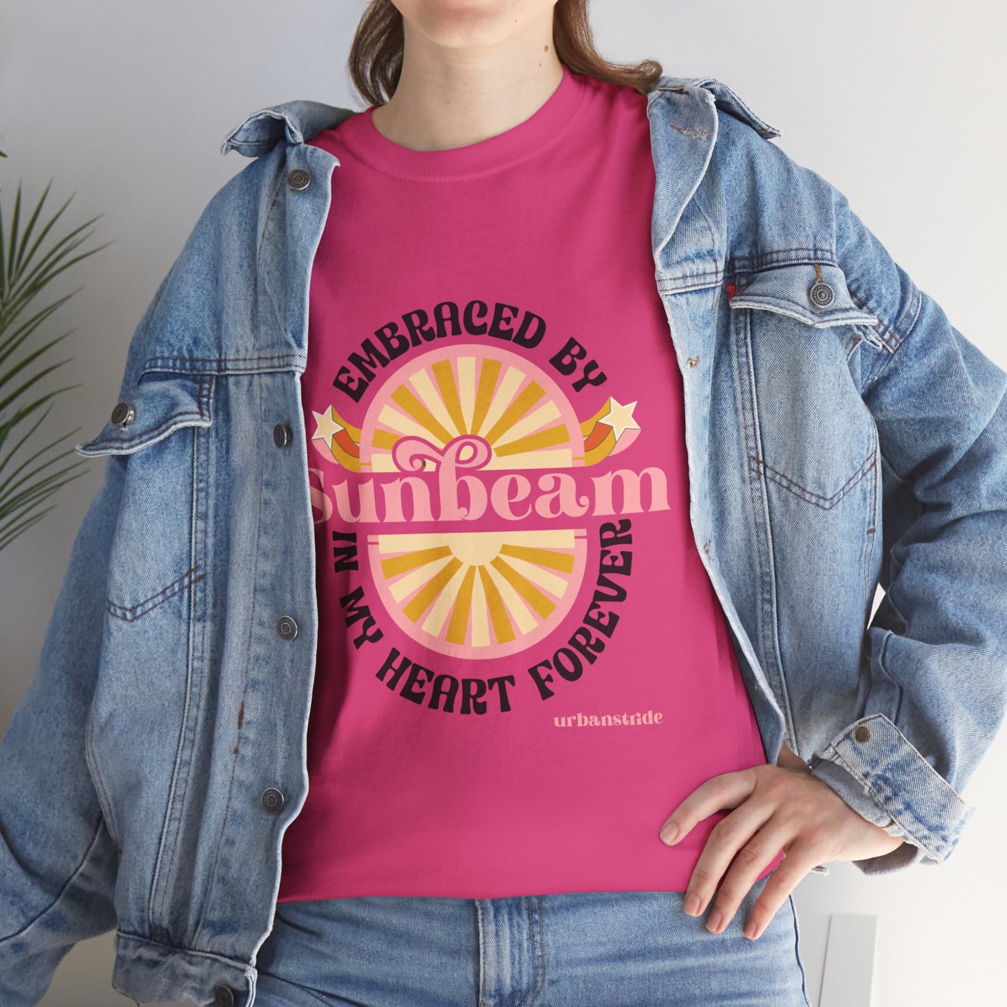 T-shirt con scritta "Embraced by sunbeam in my heart forever"