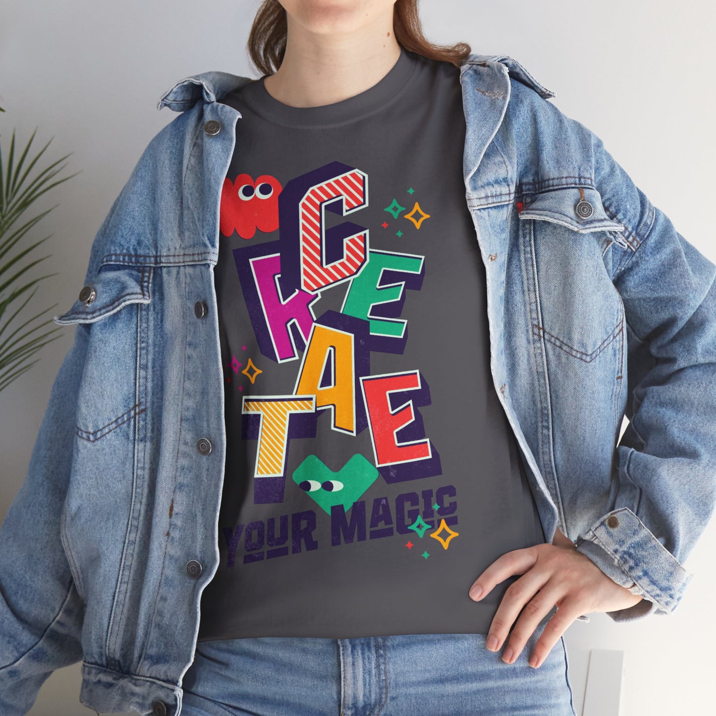 T-shirt con scritta "Create your magic"