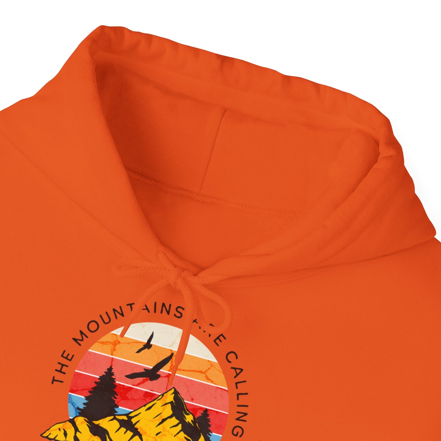 Felpa con scritta "The mountains are calling adventure"