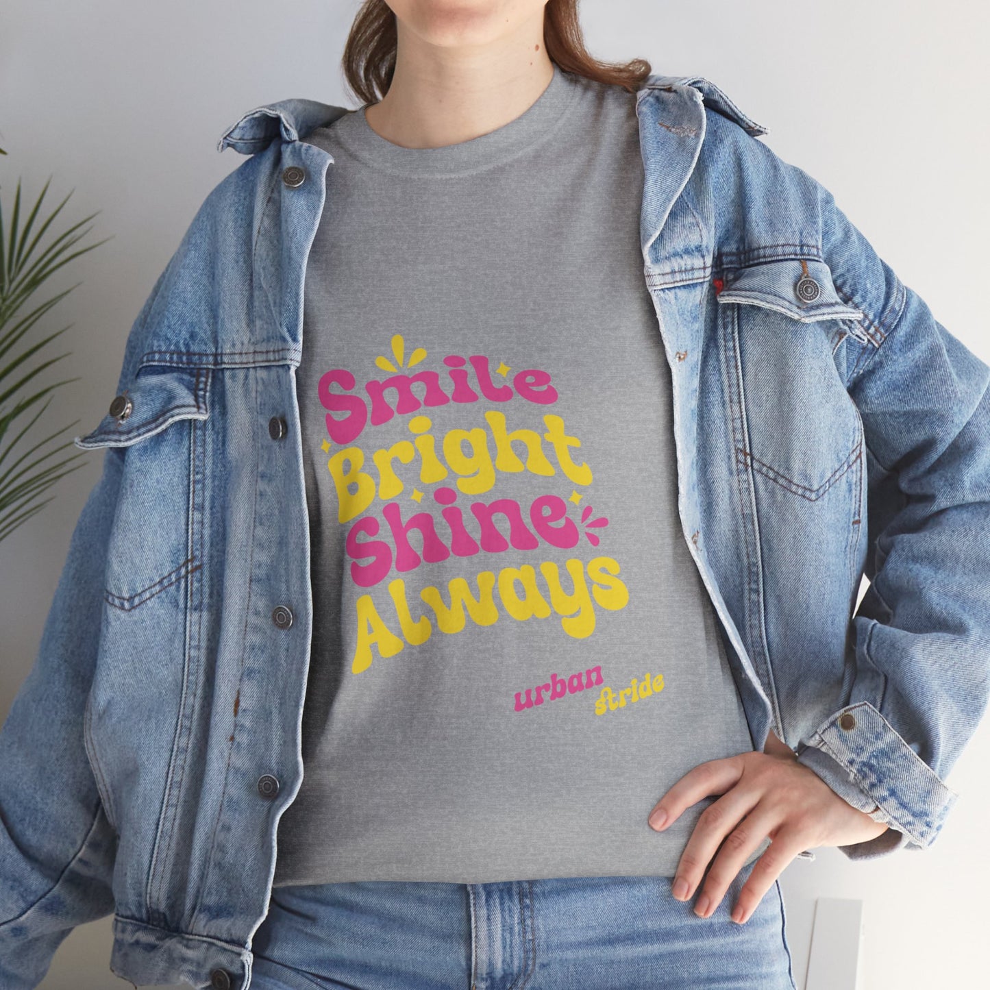 T-shirt con scritta "Smile bright shine always"