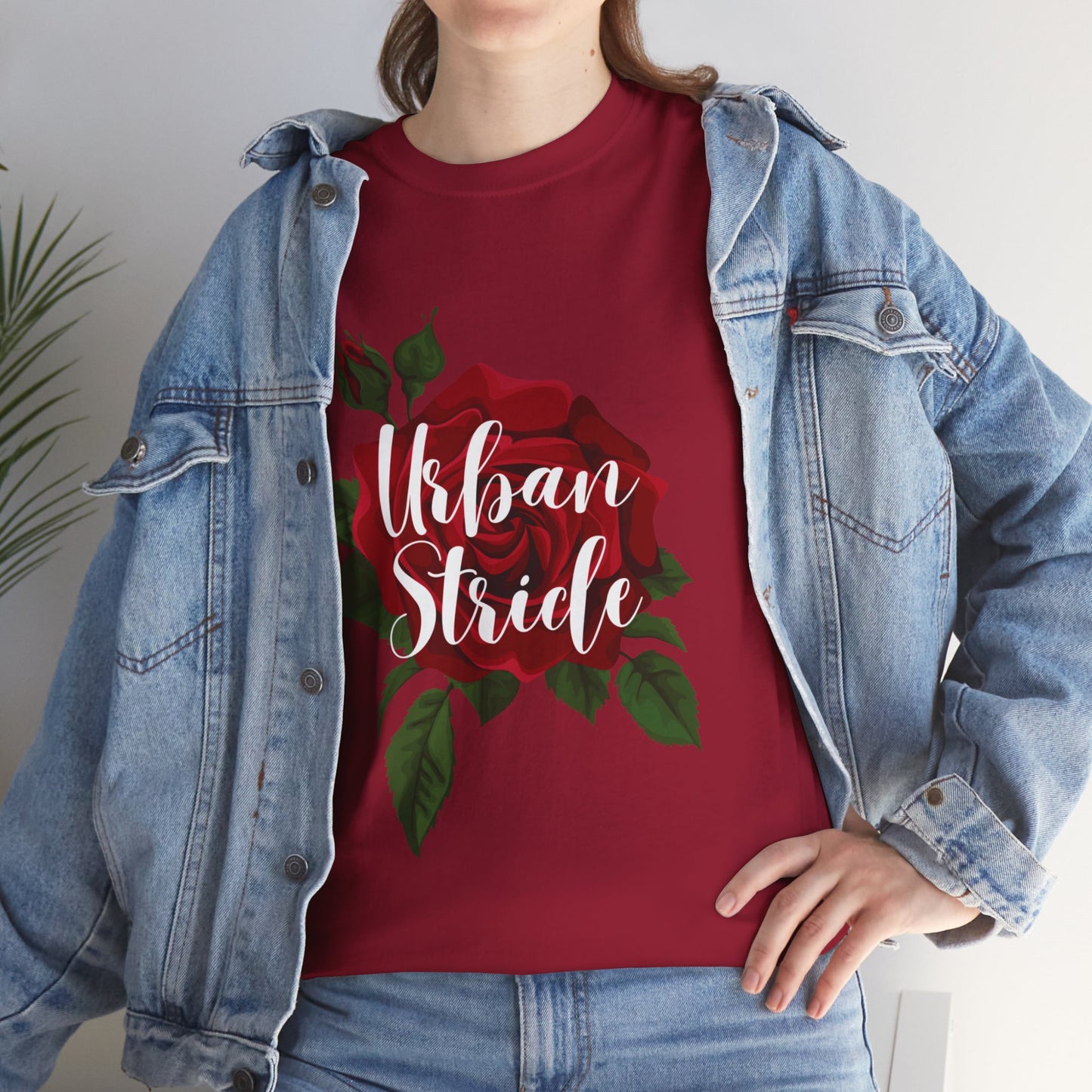 T-shirt con scritta "UrbanStride Vintage Flower