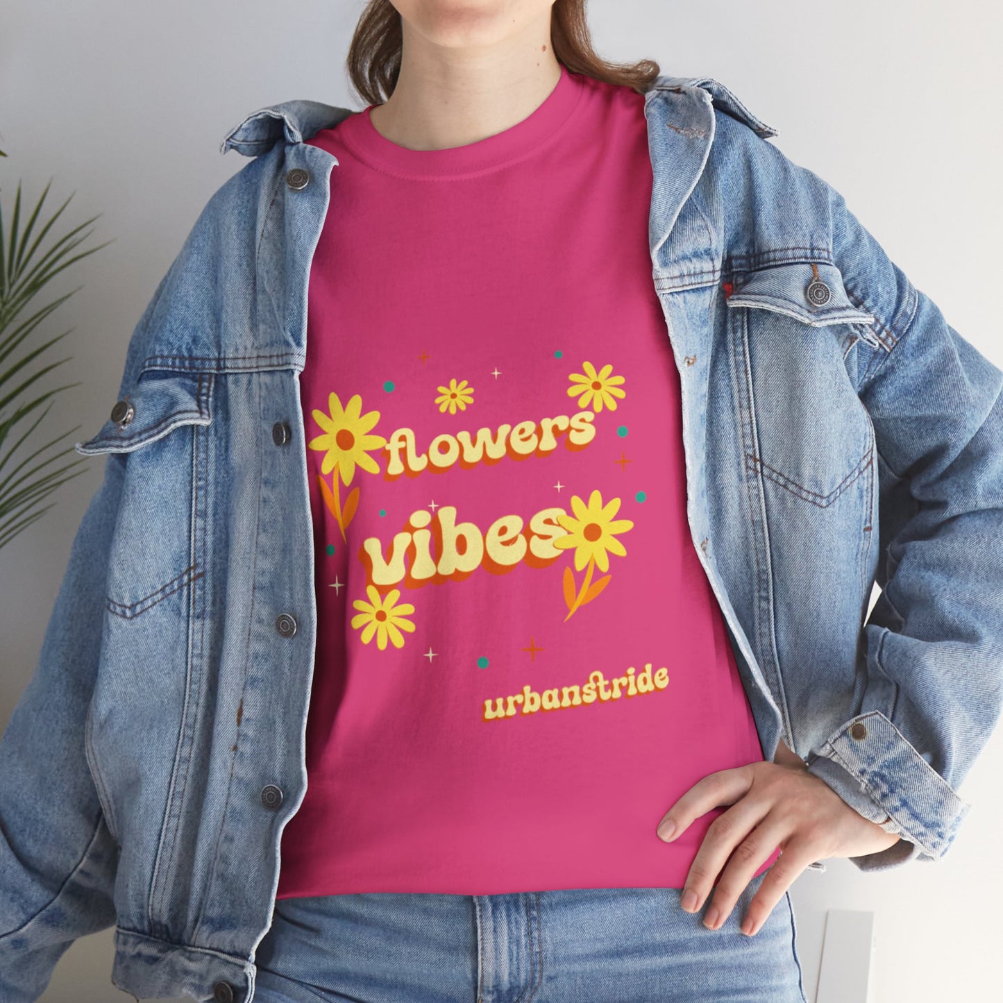 T-shirt con scritta "Flowers vibes"