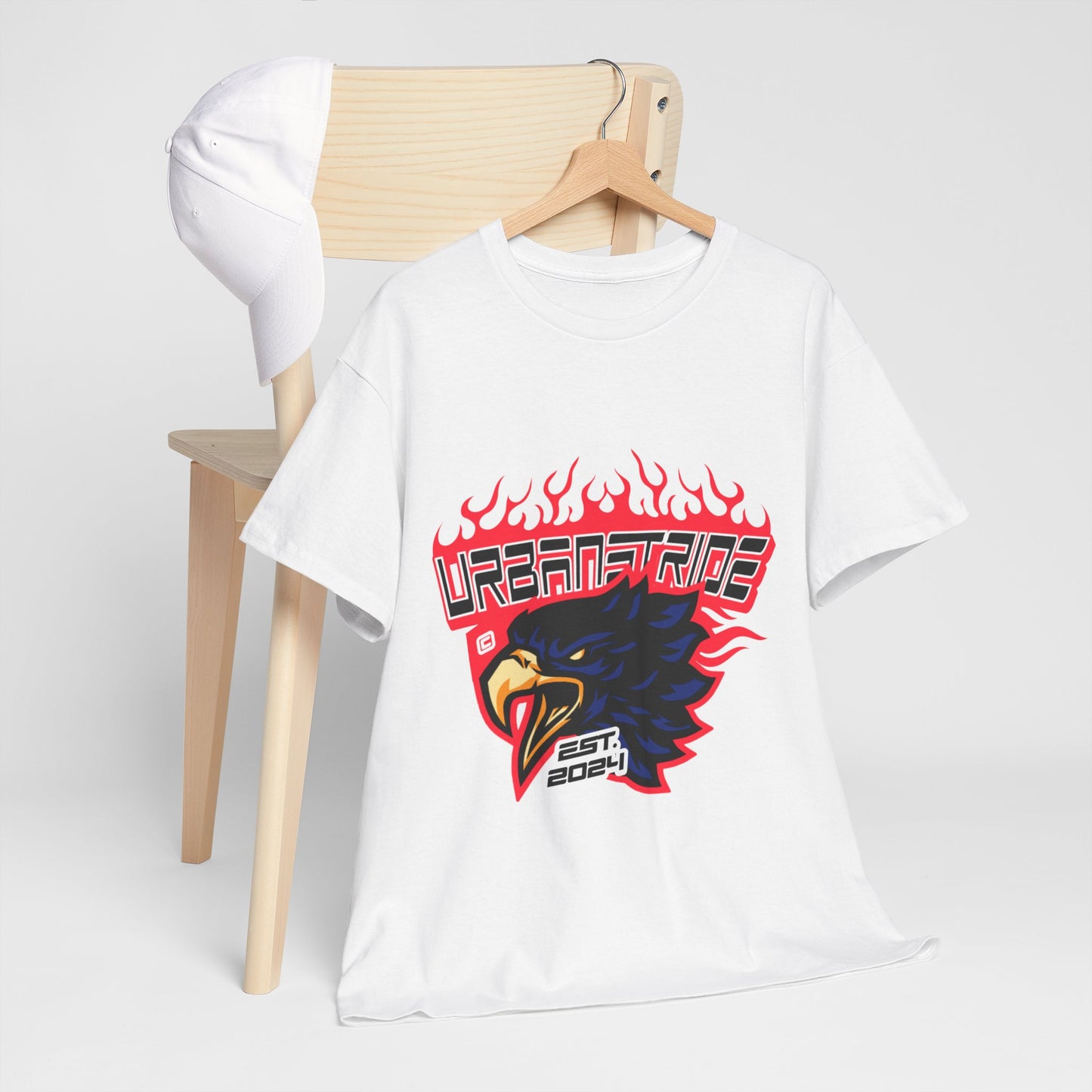 T-shirt con scritta "Urbanstride" e aquila