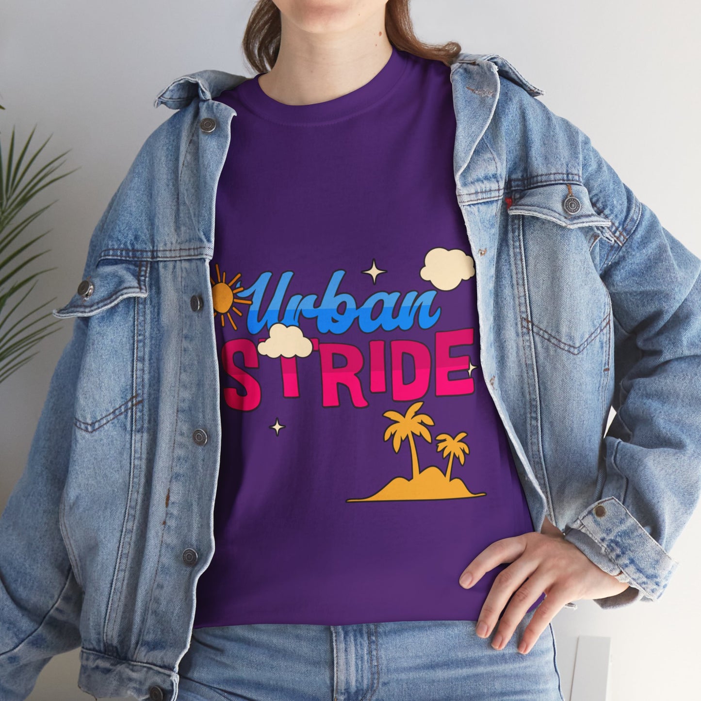 T-shirt con scritta "Urbanstride"al mare