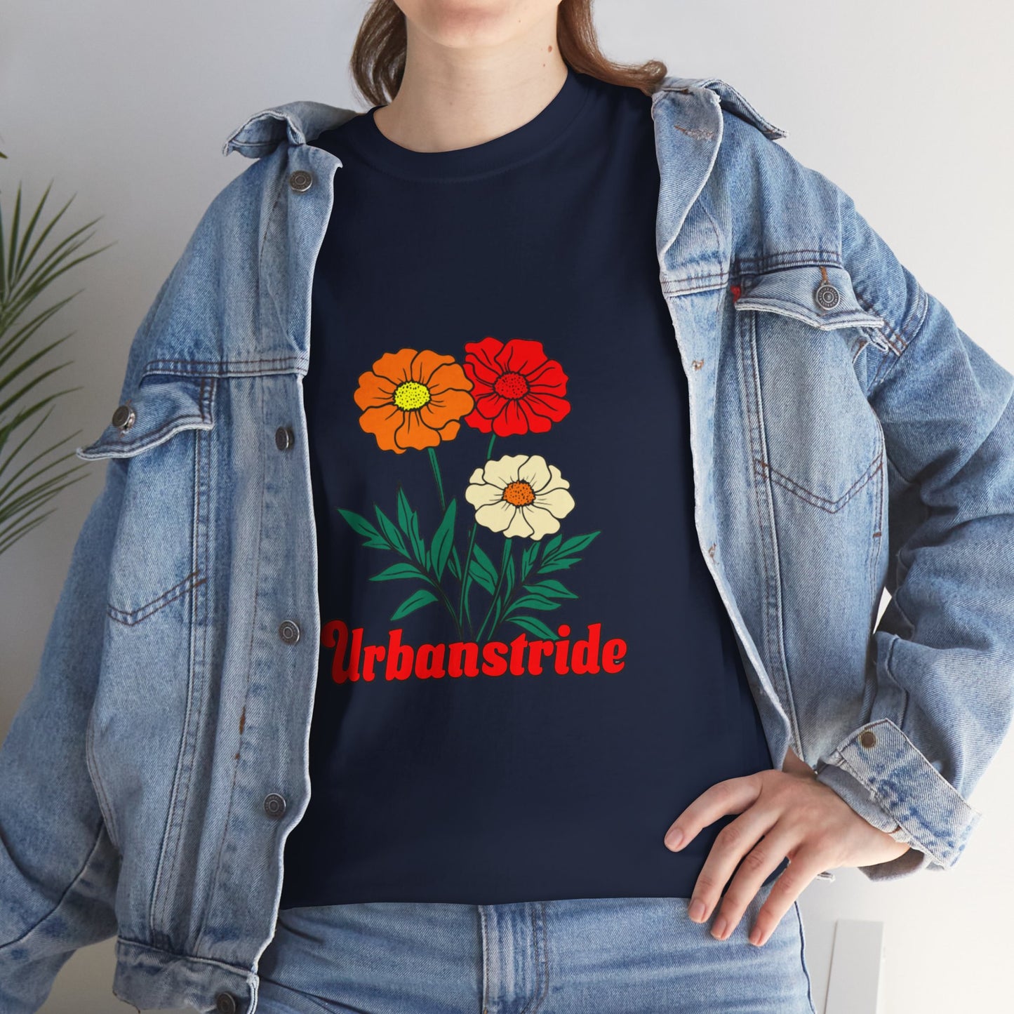 T-shirt con rappresentazione di fiori e scritta "Urbanstride"