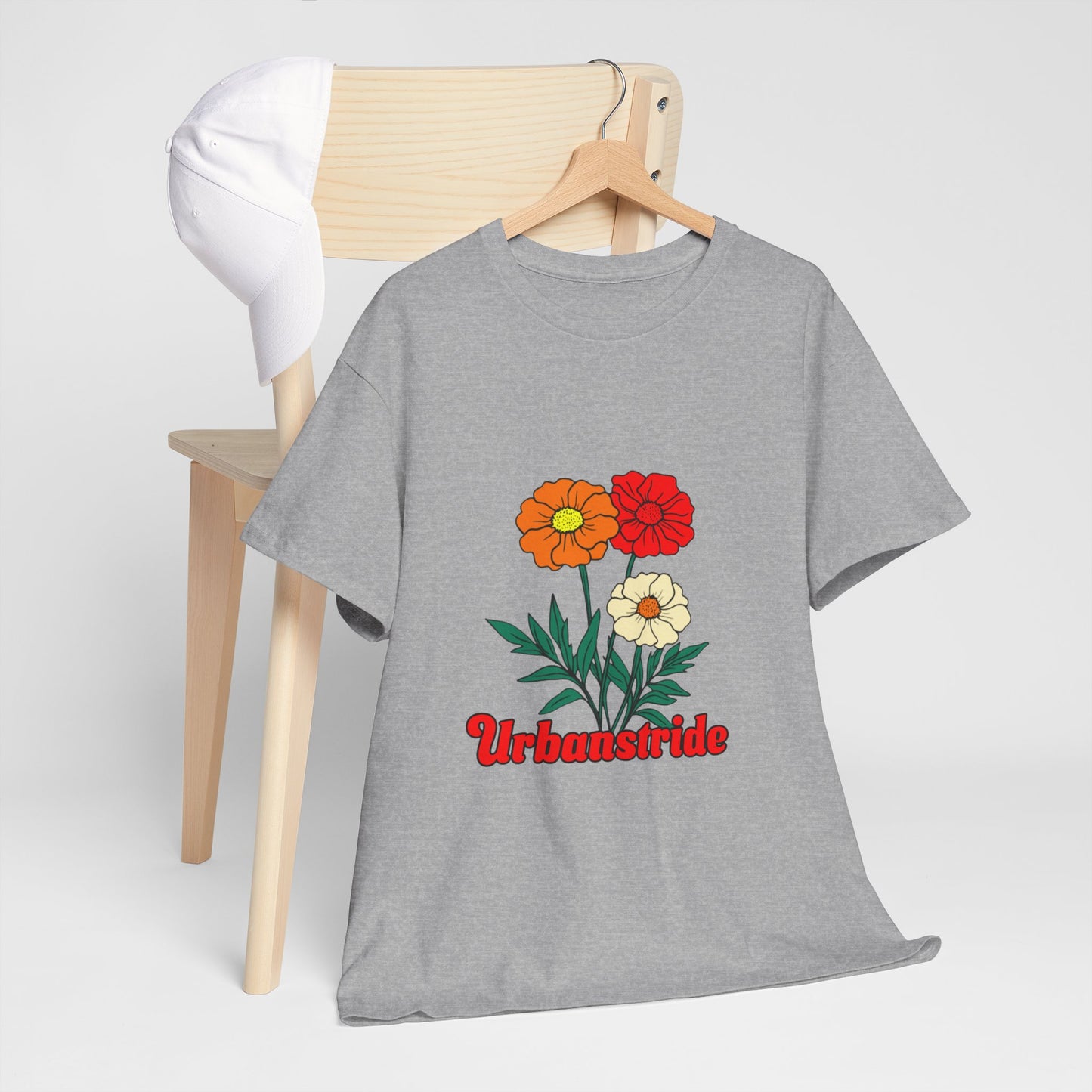 T-shirt con rappresentazione di fiori e scritta "Urbanstride"