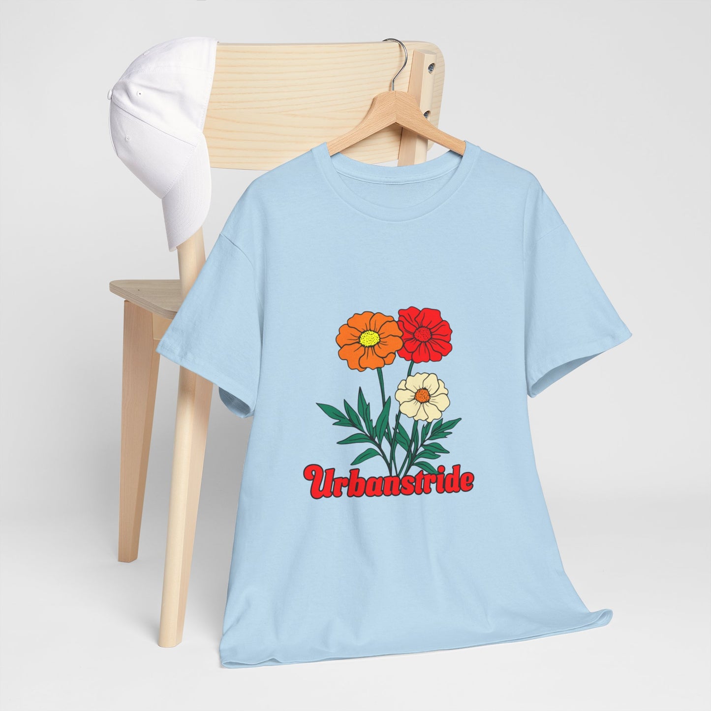 T-shirt con rappresentazione di fiori e scritta "Urbanstride"