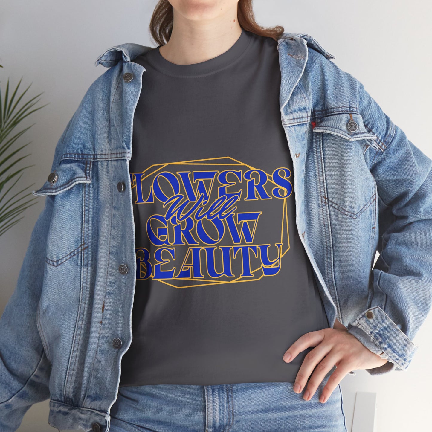 T-shirt con scritta "Flowers will growth beauty"