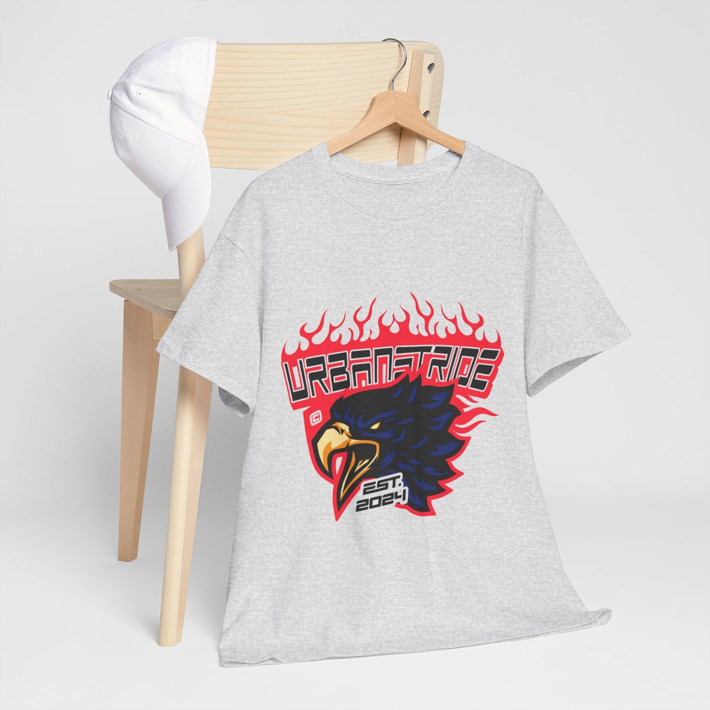 T-shirt con scritta "Urbanstride" e aquila