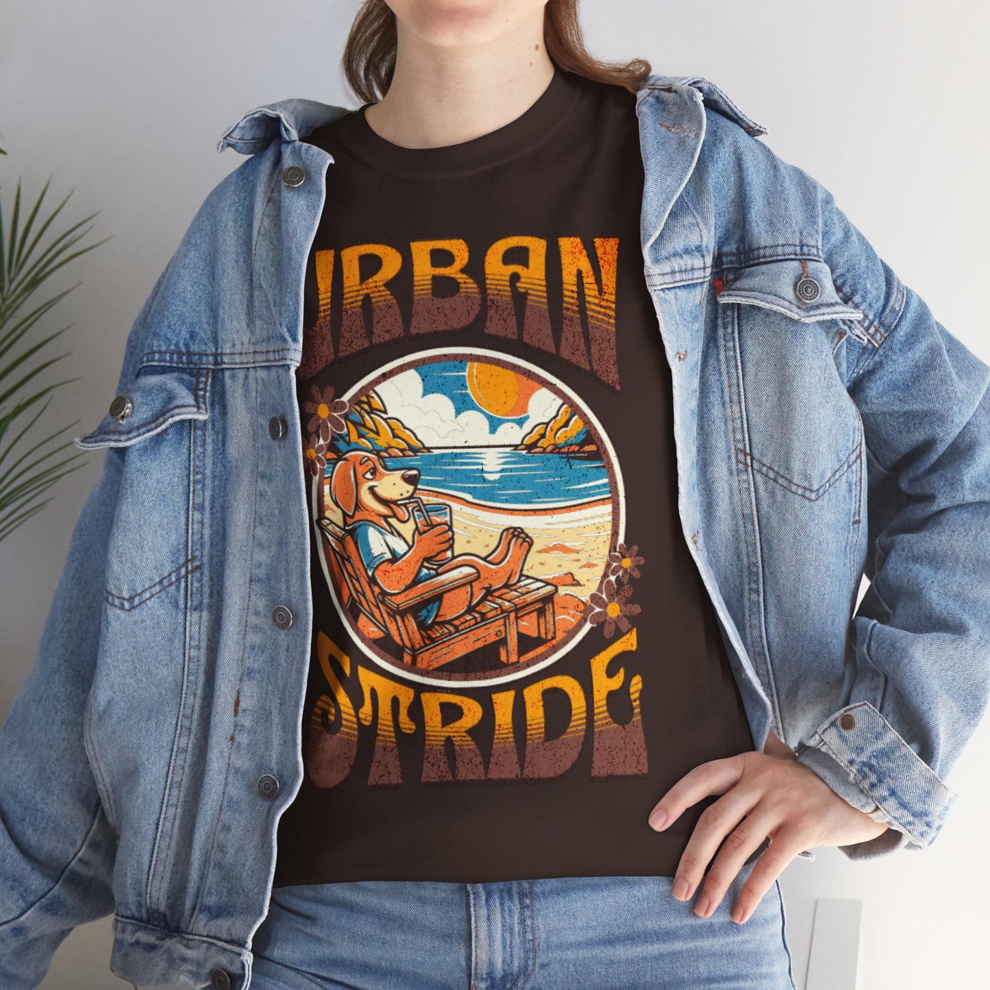 T-shirt con scritta "Urbanstride" e cane