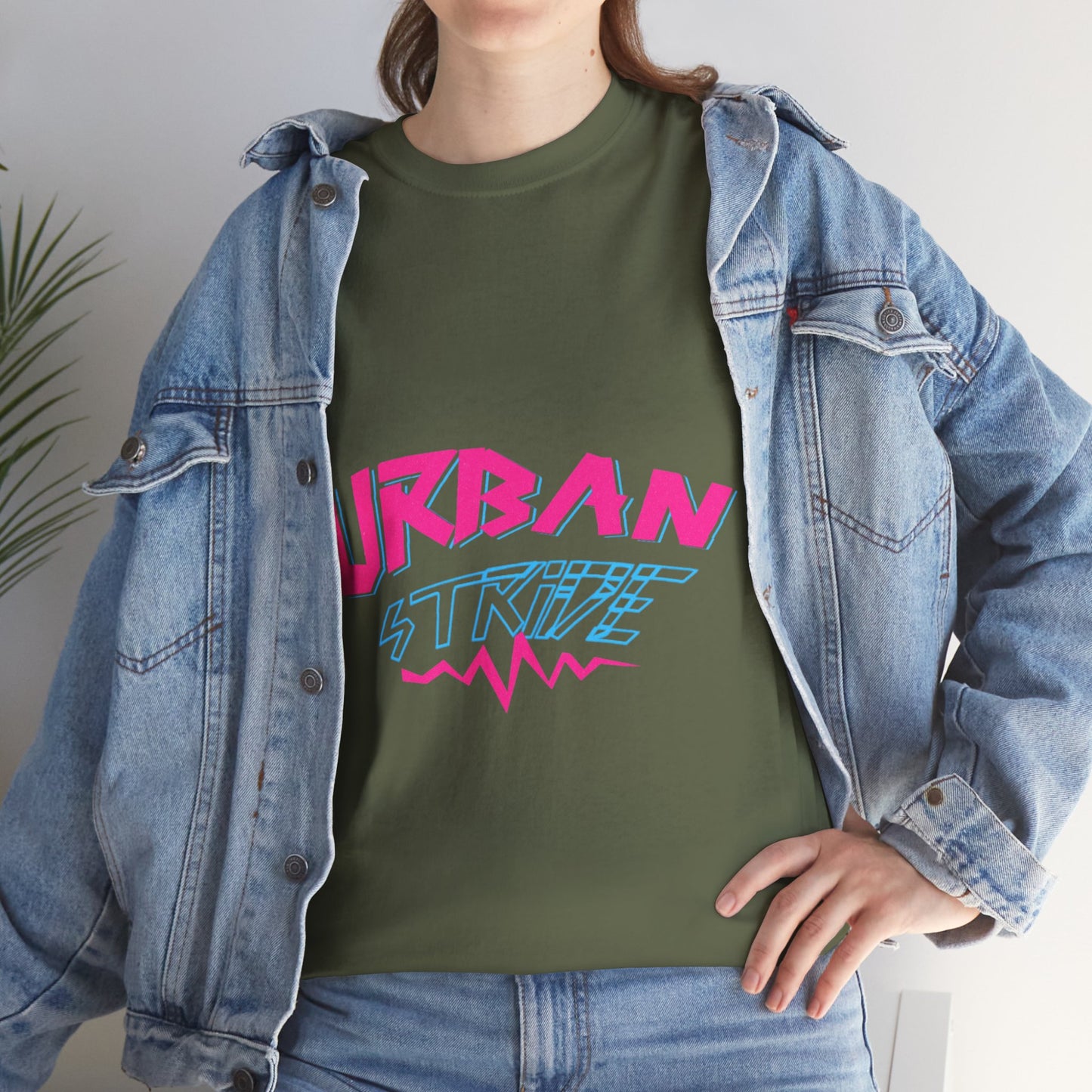 T-shirt con scritta "UrbanStride Neon Pulse"