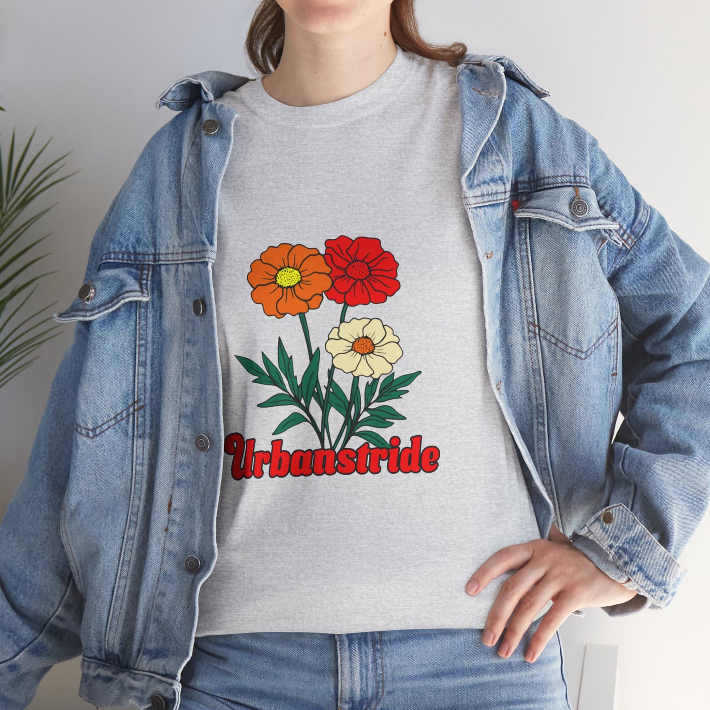 T-shirt con rappresentazione di fiori e scritta "Urbanstride"