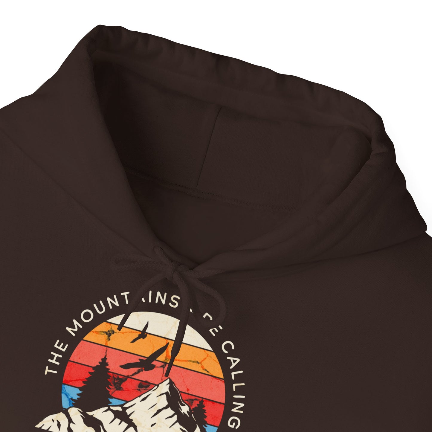 Felpa con scritta "The mountains are calling adventure"