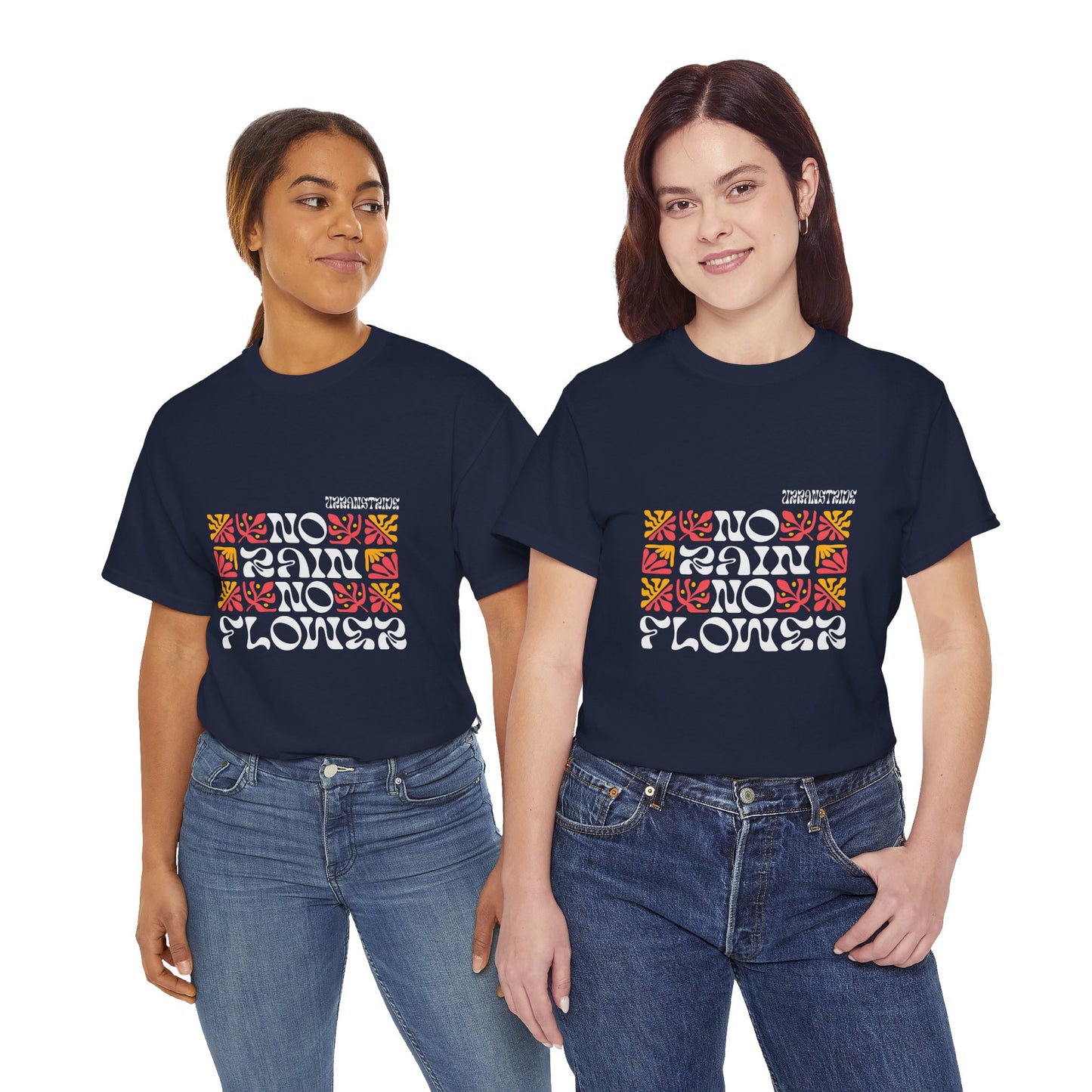 T-shirt con scritta "No rain no flowers"