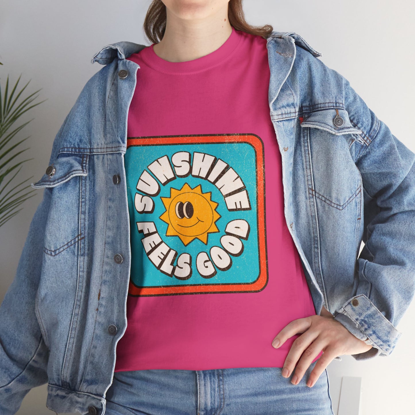 T-shirt con scritta "Sunshine feel good"