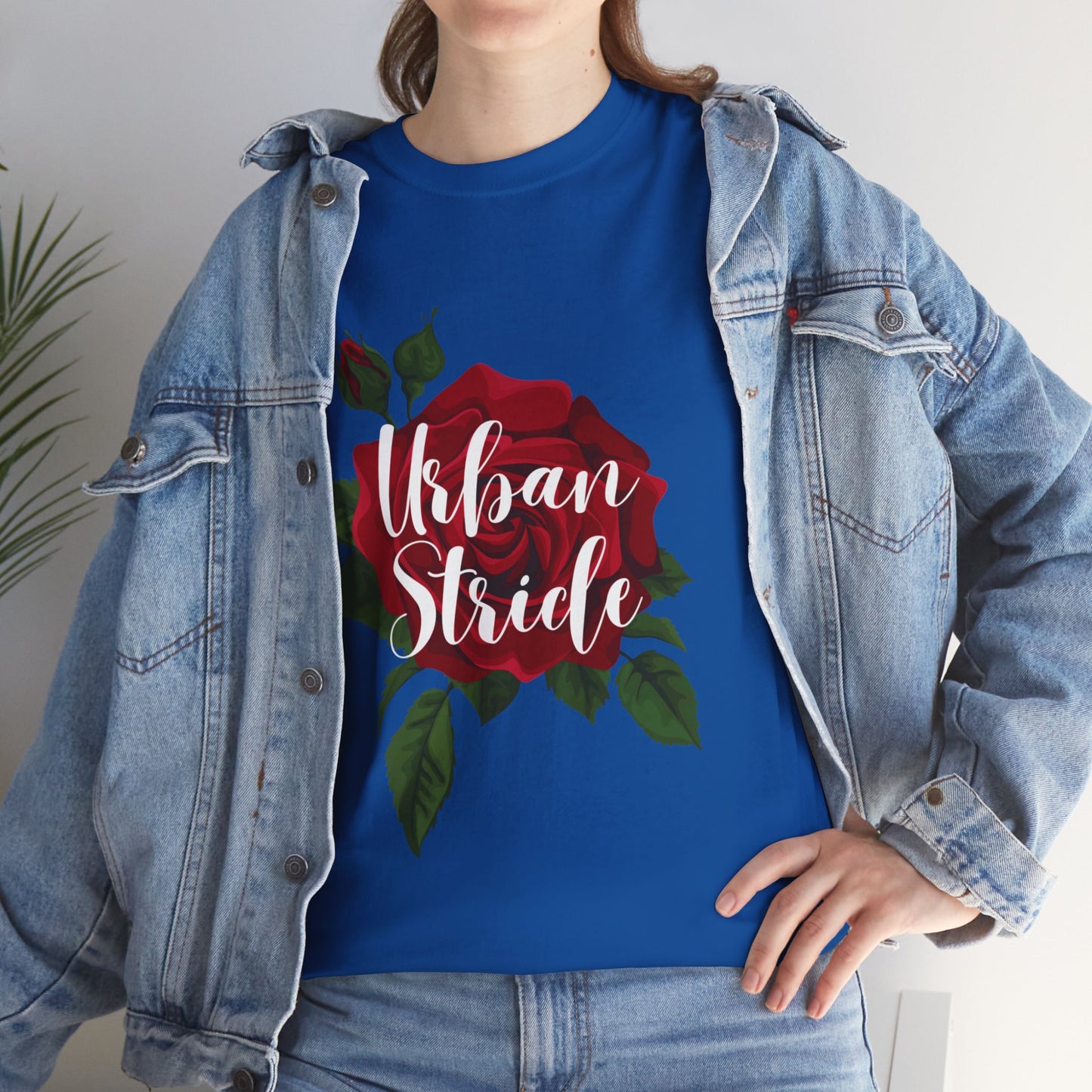 T-shirt con scritta "UrbanStride Vintage Flower