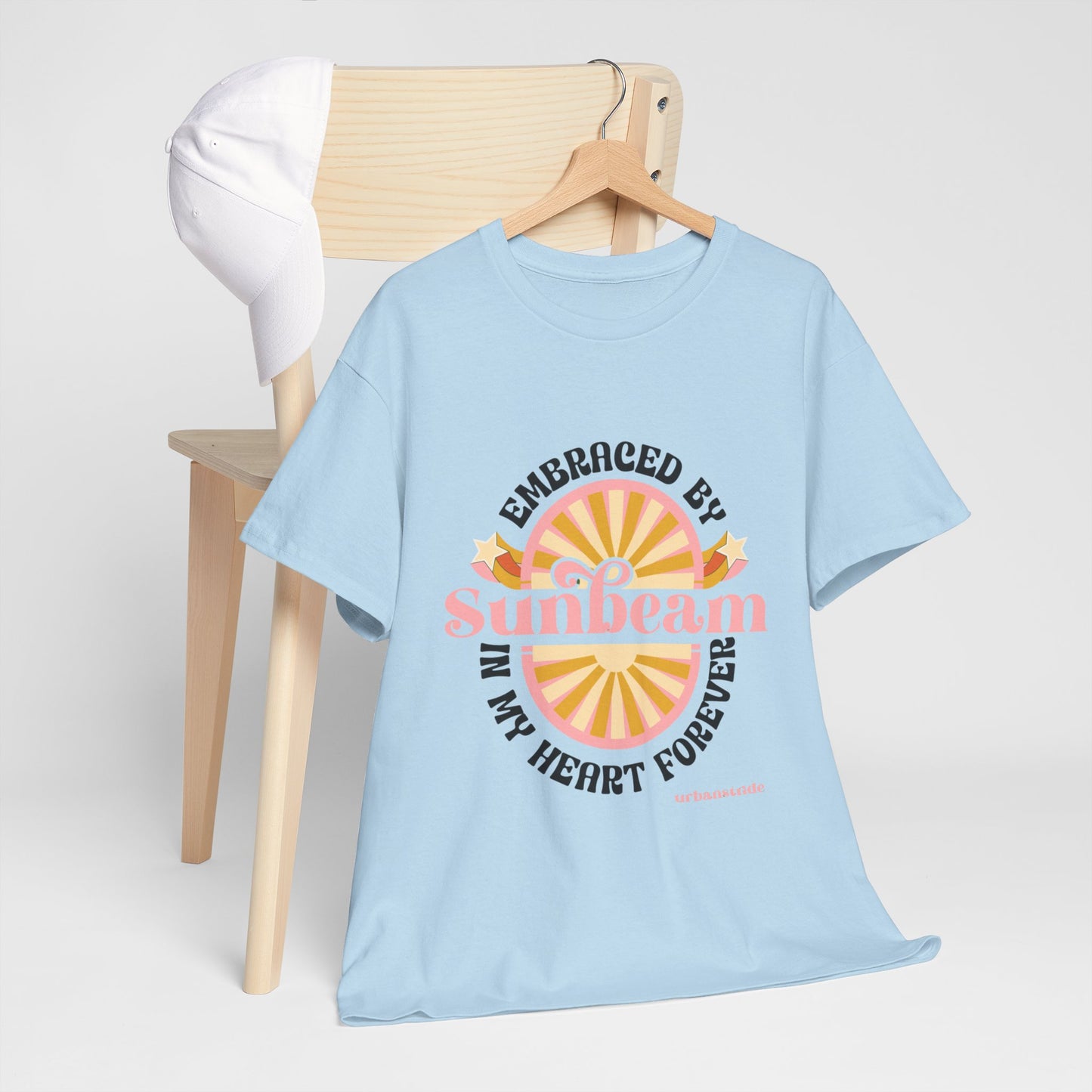 T-shirt con scritta "Embraced by sunbeam in my heart forever"