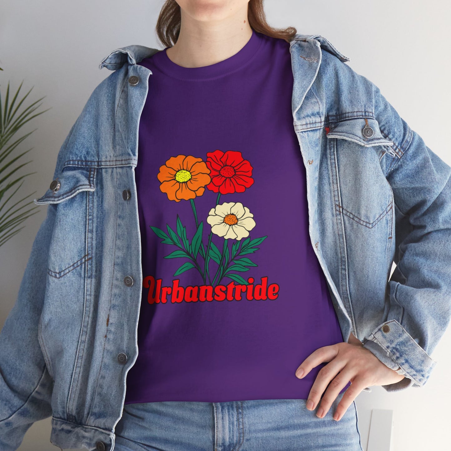 T-shirt con rappresentazione di fiori e scritta "Urbanstride"