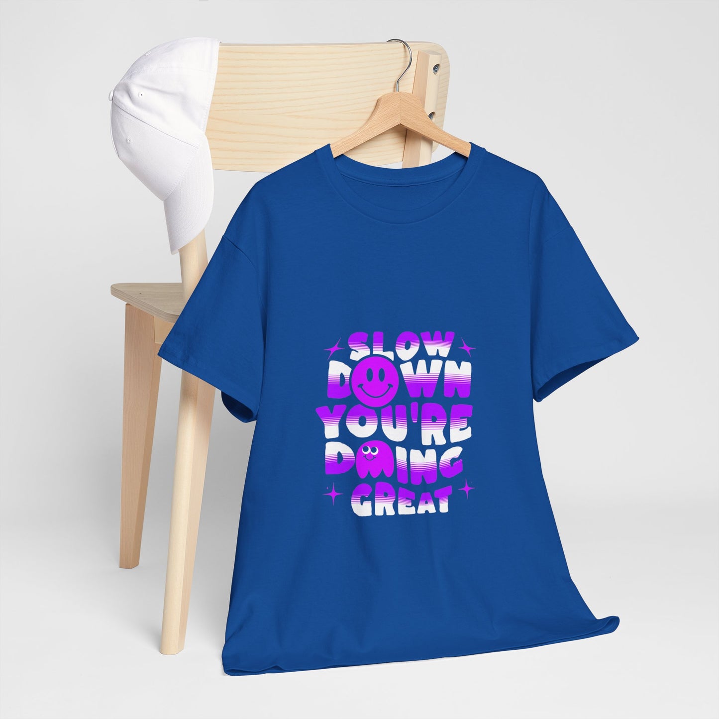 T-shirt con scritta "Slow down you doing great"