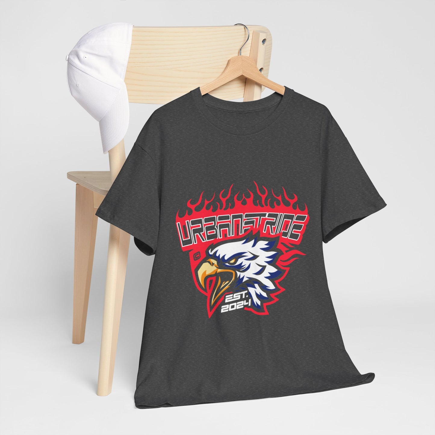 T-shirt con scritta "Urbanstride" e aquila