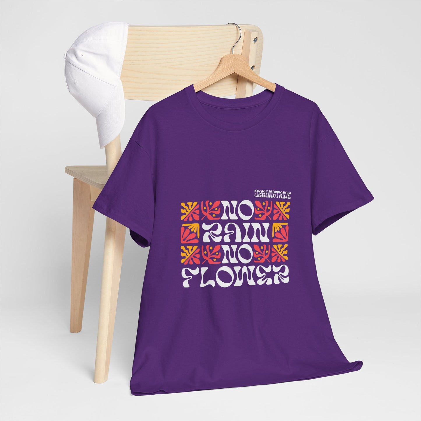T-shirt con scritta "No rain no flowers"