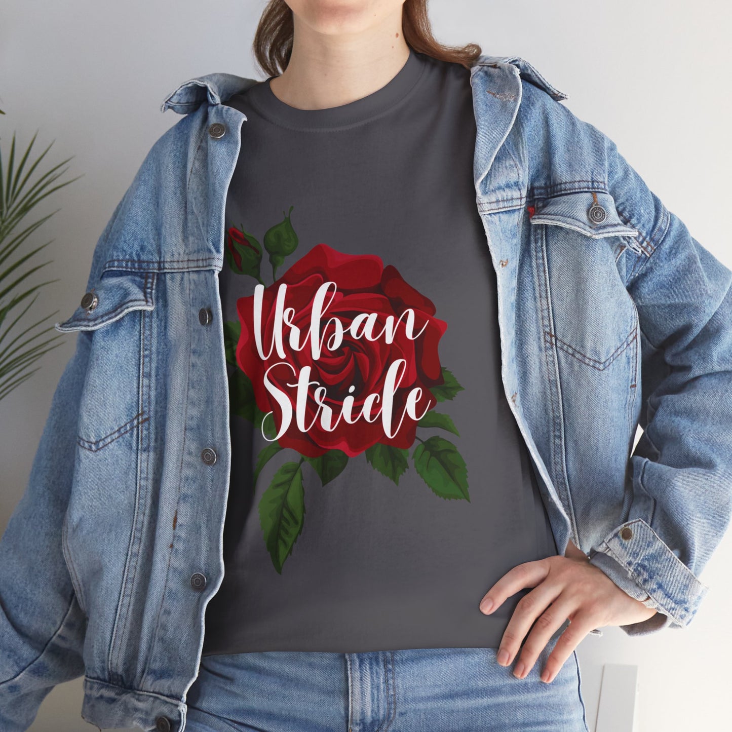 T-shirt con scritta "UrbanStride Vintage Flower