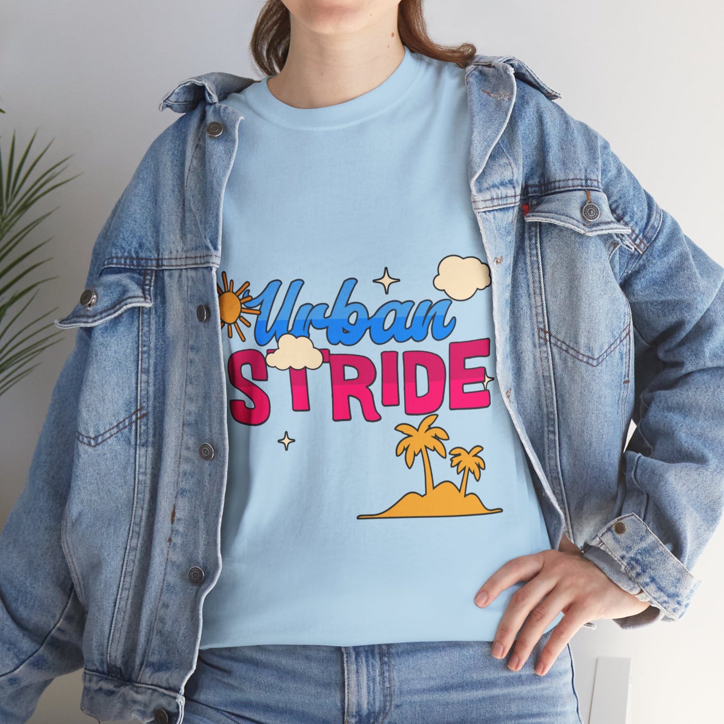 T-shirt con scritta "Urbanstride"al mare