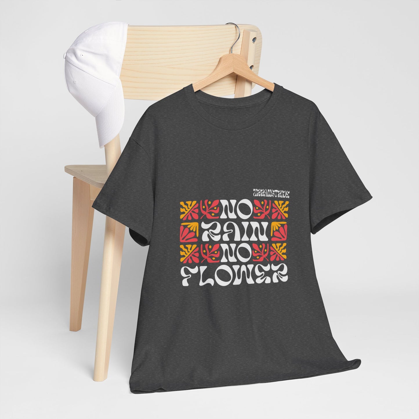 T-shirt con scritta "No rain no flowers"