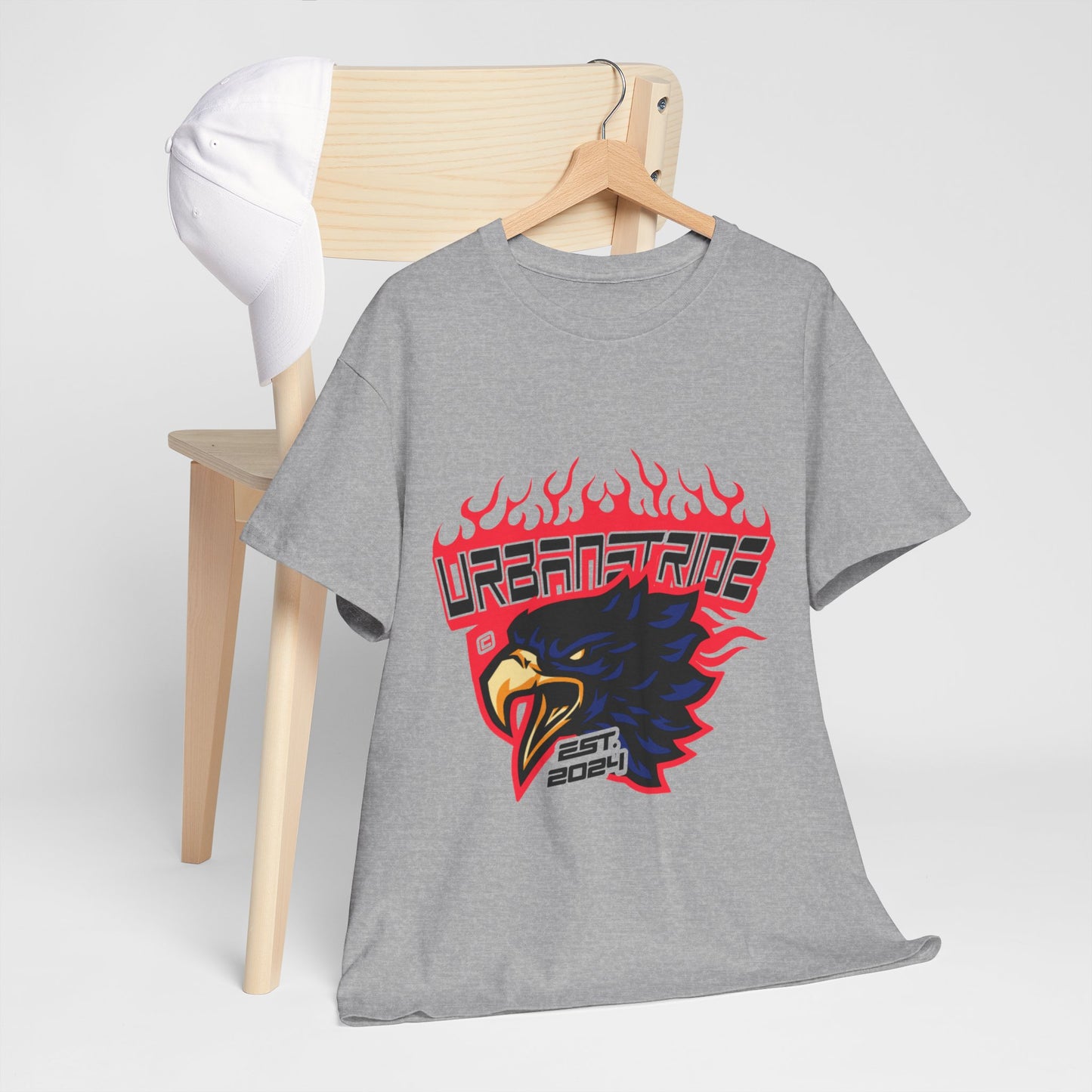 T-shirt con scritta "Urbanstride" e aquila