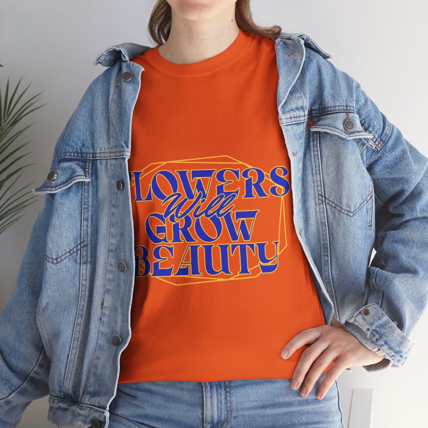 T-shirt con scritta "Flowers will growth beauty"