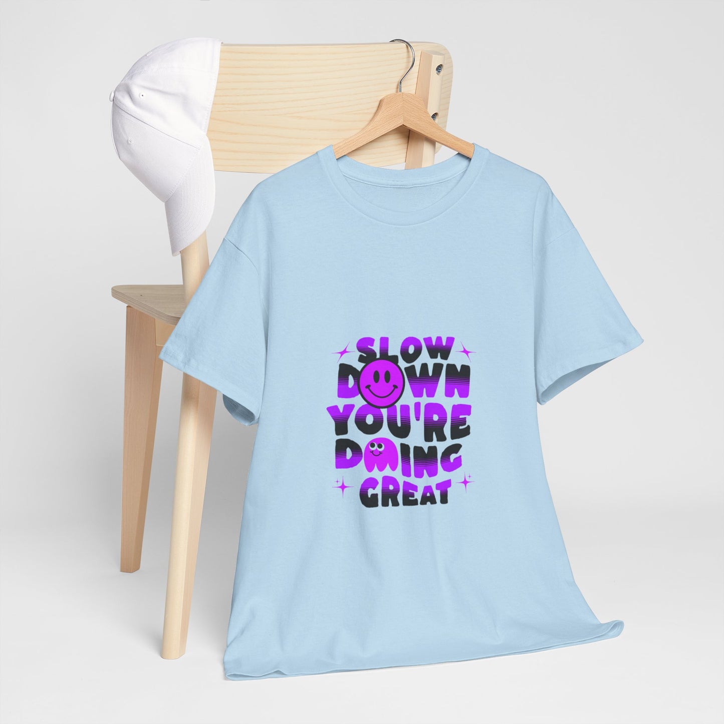 T-shirt con scritta "Slow down you doing great"