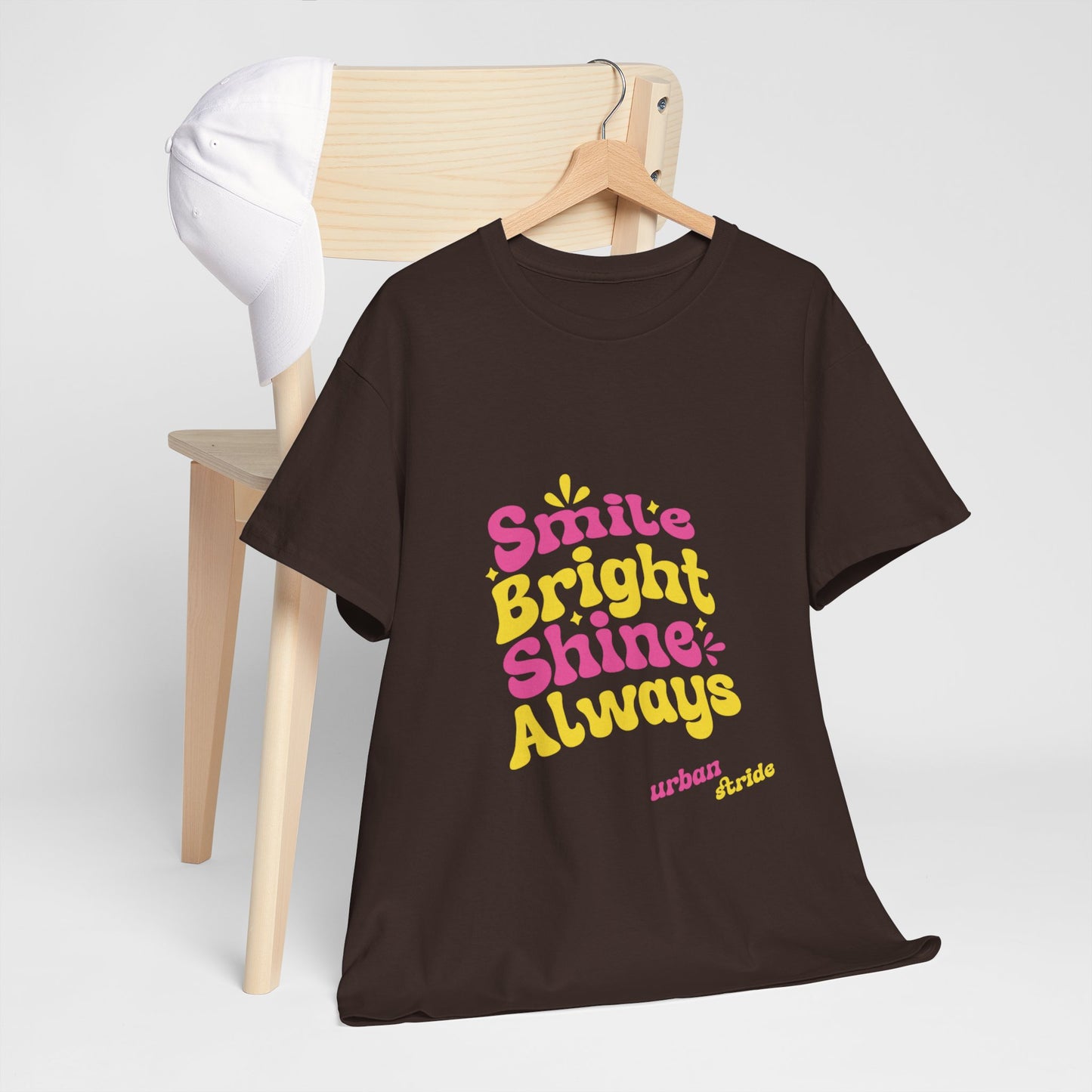 T-shirt con scritta "Smile bright shine always"